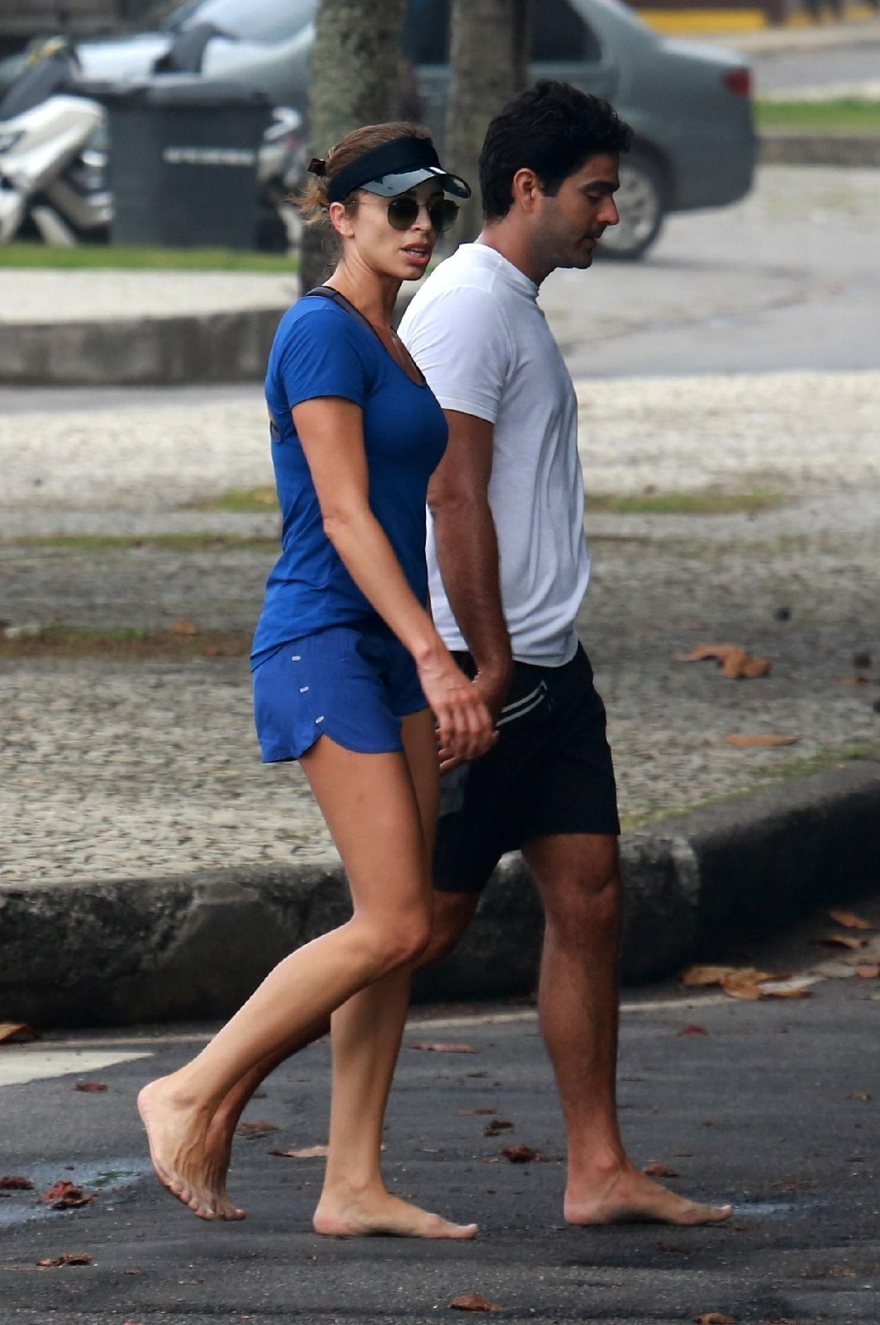Após o exercício, Grazi e Patrick caminharam descalços pelas ruas do bairro - Ag.News