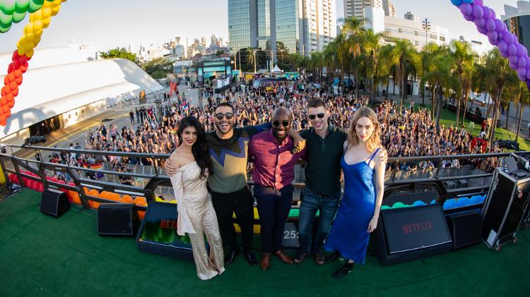 Tina Desai, Miguel Angel Silvestre, Toby Onwumere, Brian J. Smith e Jamie Clayton posam juntos na pré-estreia do episódio final de "Sense8", em São Paulo - Mauricio Santana/Netflix/Divulgação - Mauricio Santana/Netflix/Divulgação