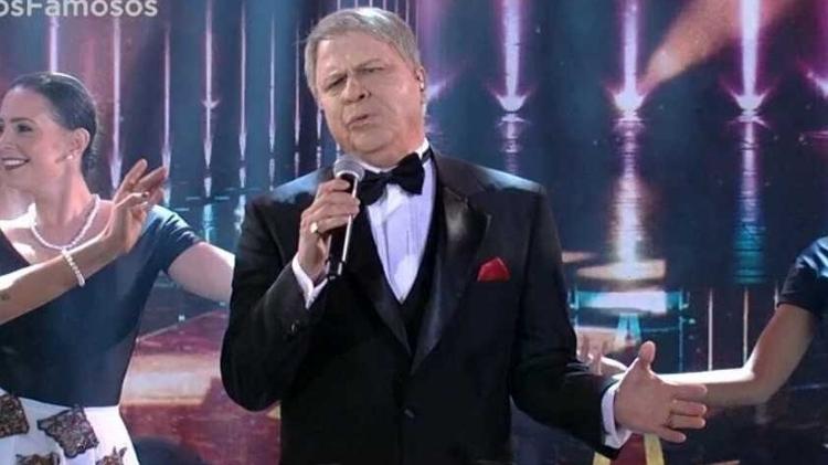 Paulo Ricardo encarna Frank Sinatra no "Show do Famosos" - Reprodução - Reprodução