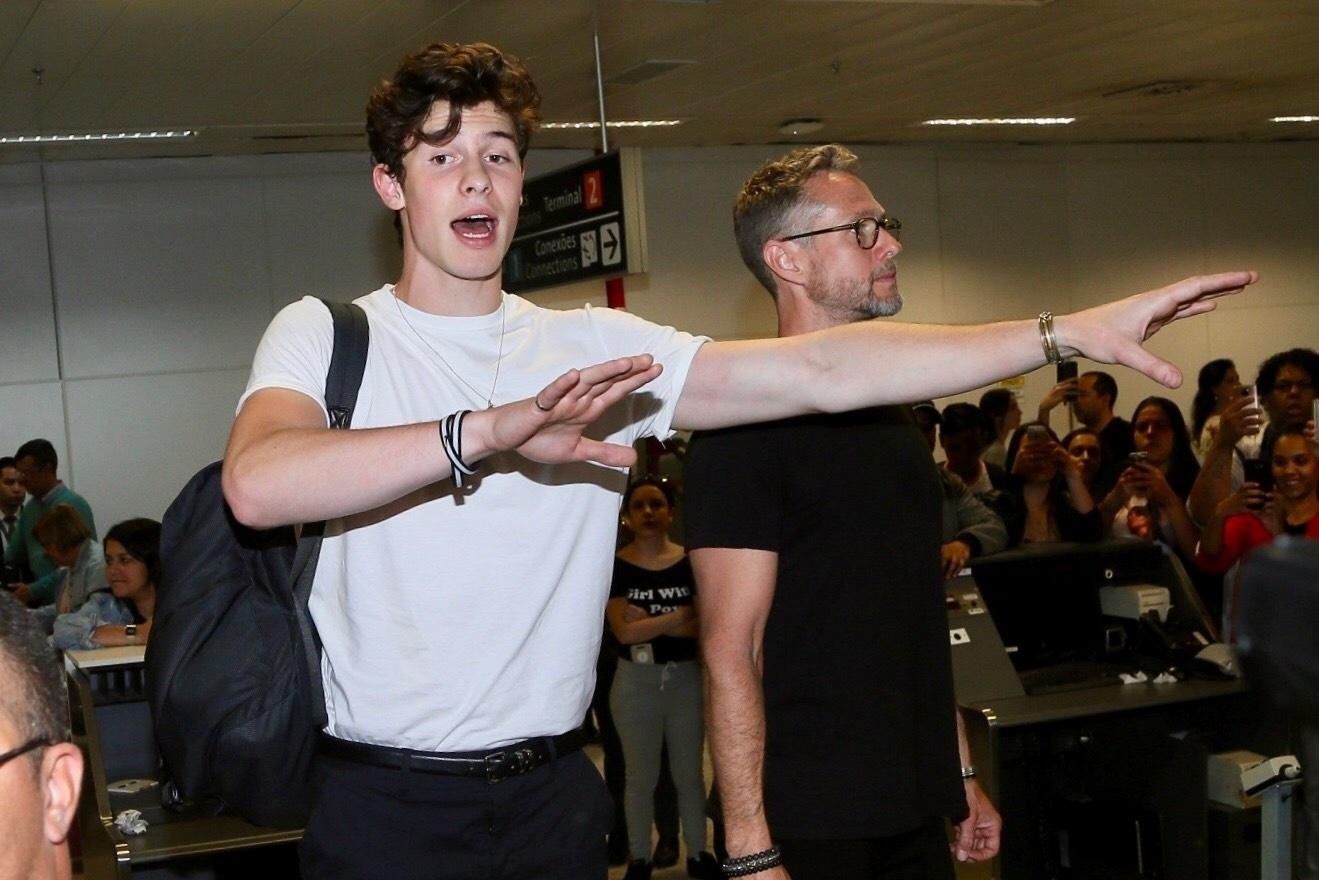 Sob tumulto, Shawn Mendes desembarca no aeroporto de Guarulhos, em São Paulo. O cantor canadense se apresenta no VillaMix Festival Goiânia no domingo (1º/7) - Manuela Scarpa/Brazil News