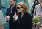 Jessica Chastain dá rolê por São Paulo e curte grafites do Beco do Batman - Brazil News