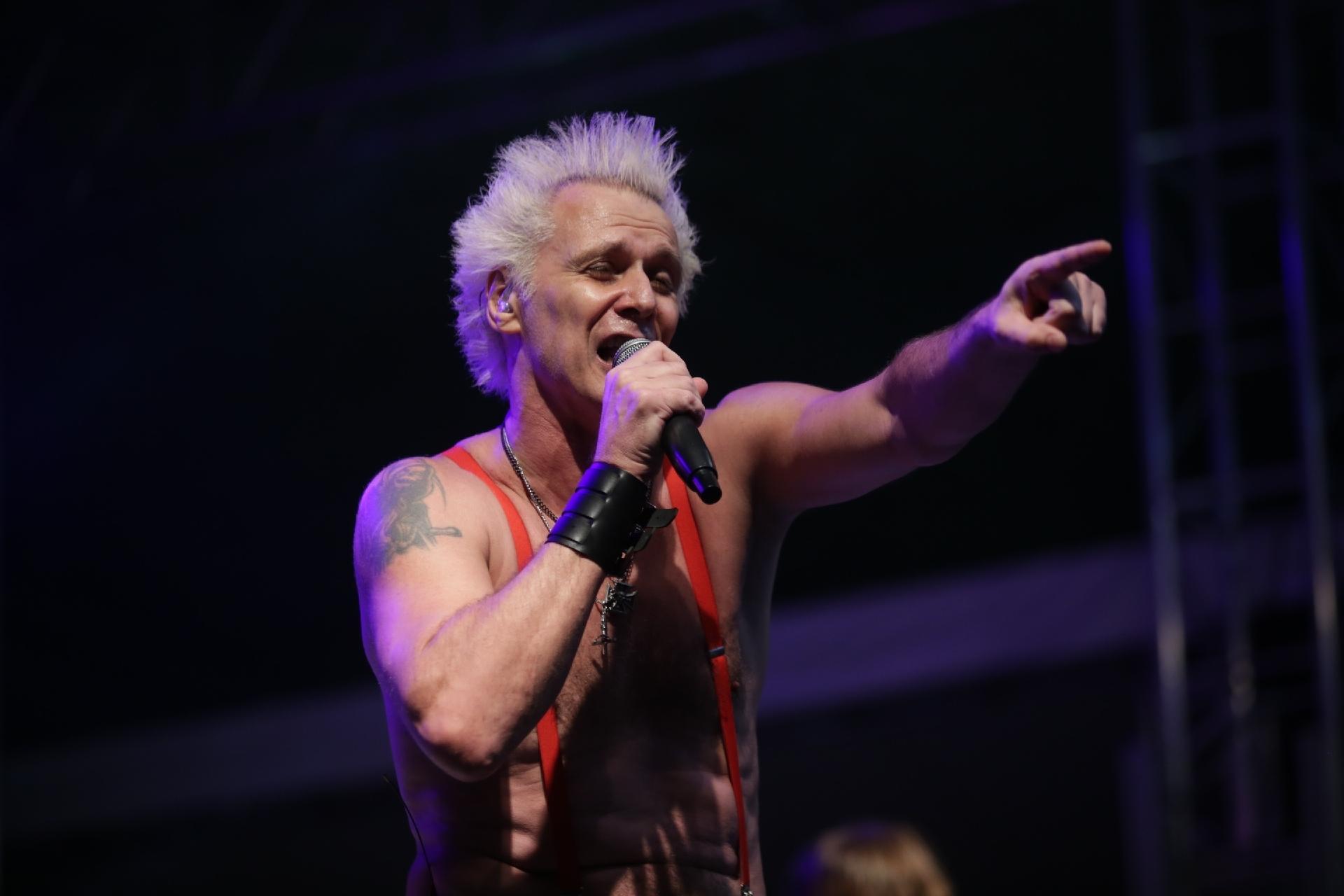 Supla cantou "Rubão" e "Hoje Eu Acordei Feliz" no show em tributo ao Charlie Brown Jr no Vale do Anhangabaú, em São Paulo - Diego Padgurschi/UOL