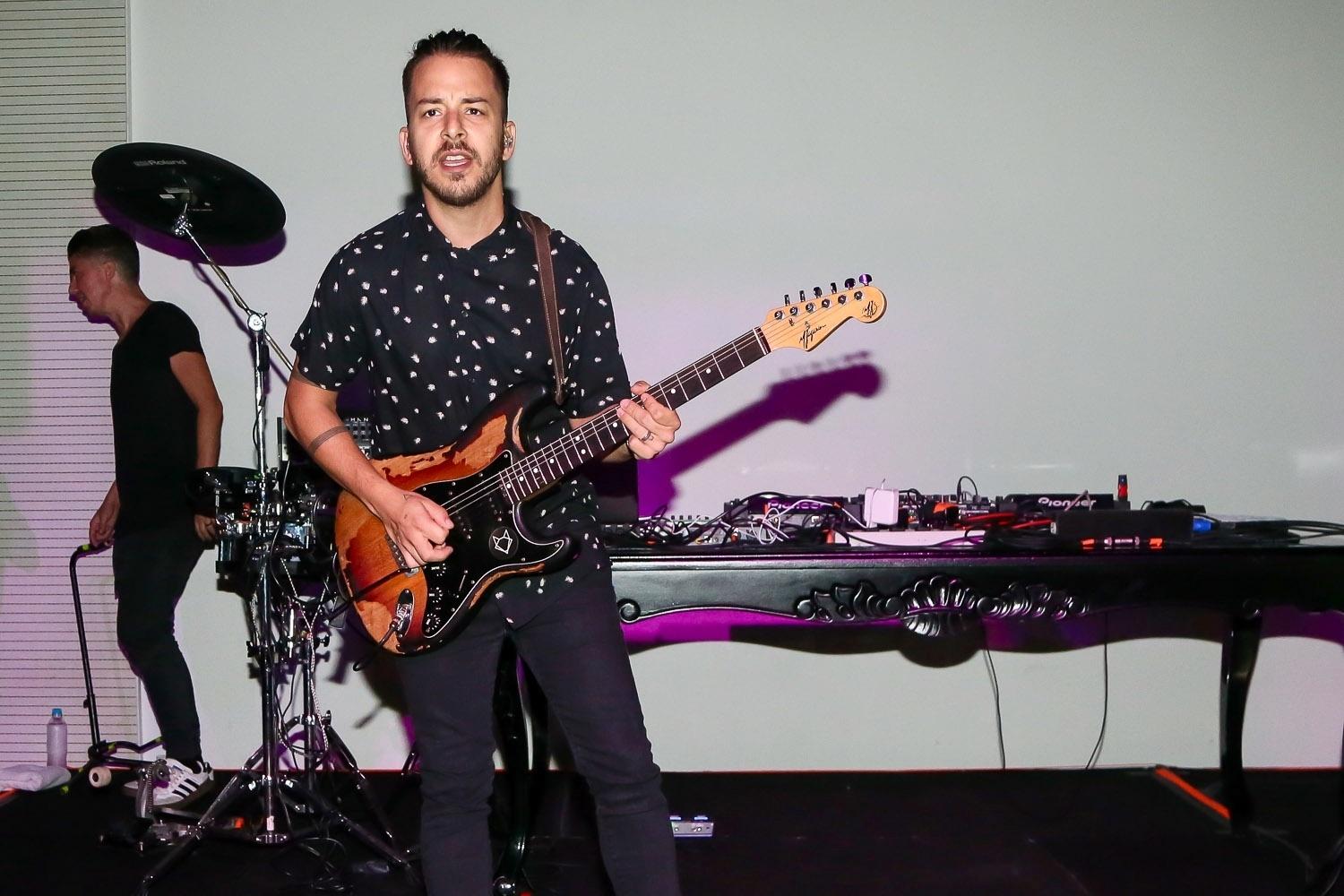 Em meio a boatos da volta da dupla Sandy & Junior, o cantor Junior fez um show neste domingo (3) no coquetel de abertura da exposição "Sinta na Pele", da ONG Ampara Animal. - Manuela Scarpa/Brazil News