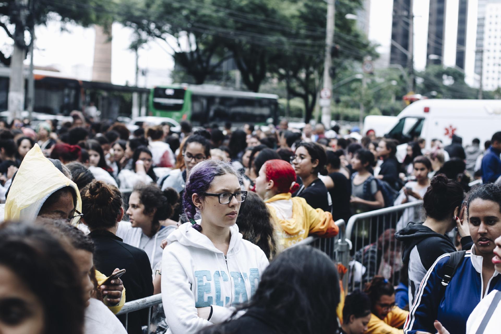 Com mais de 5 mil pessoas na fila, fãs enfrentam chuva para comprar ingressos para o show do BTS no Allianz Parque, em São Paulo - Carine Wallauer/UOL