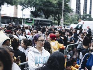 Com mais de 5 mil pessoas na fila, fãs enfrentam chuva para comprar ingressos para o show do BTS no Allianz Parque, em São Paulo - Carine Wallauer/UOL