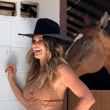 Flávia Alessandra se diverte com cavalo - Reprodução/Instagram