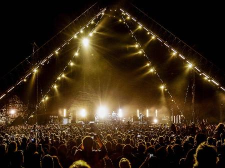 A banda Red Hot Chili Peppers faz show nas pirâmides do Egito - AFP