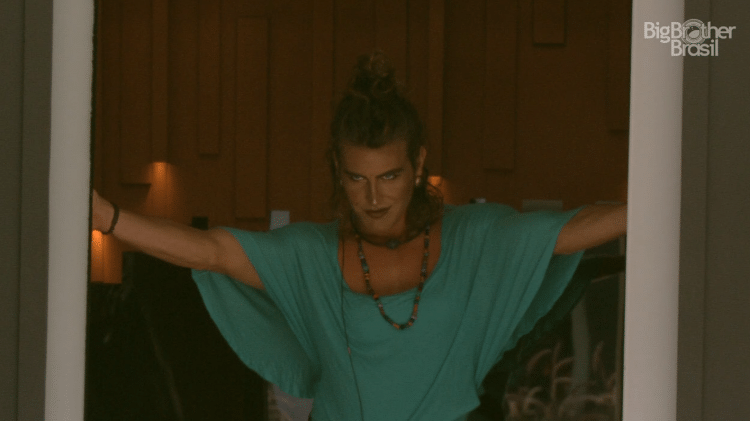 Alberto faz pose vestido de mulher - Reprodução/GloboPlay - Reprodução/GloboPlay