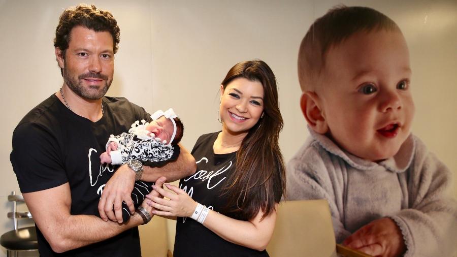 Amanda Françozo e o marido Gregor Ferreira deixam a maternidade em São Paulo com a filha Vitória - Manuela Scarpa/Brazil News