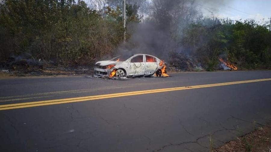O Onix Plus da foto pegou fogo no Maranhão; em setembro, outro carro teve incêndio no RS. GM diz que casos não têm relação - Reprodução