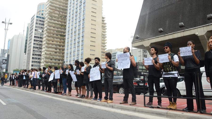 Foto de arquivo mostra o grupo "Coletivo de Negros" durante protesto contra o racismo na avenida Paulista, em São Paulo (mai.2016) - J. Duran Machfee/Futura Press/Estadão Conteúdo