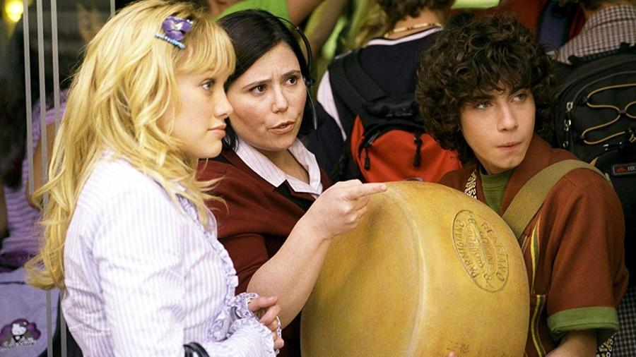 Adam Lamberg (à direita) com Hilary Duff (à esquerda) e Alex Borstein (no centro) em cena de Lizzie McGuire: Um Sonho Popstar (2003) - Divulgação/IMDb