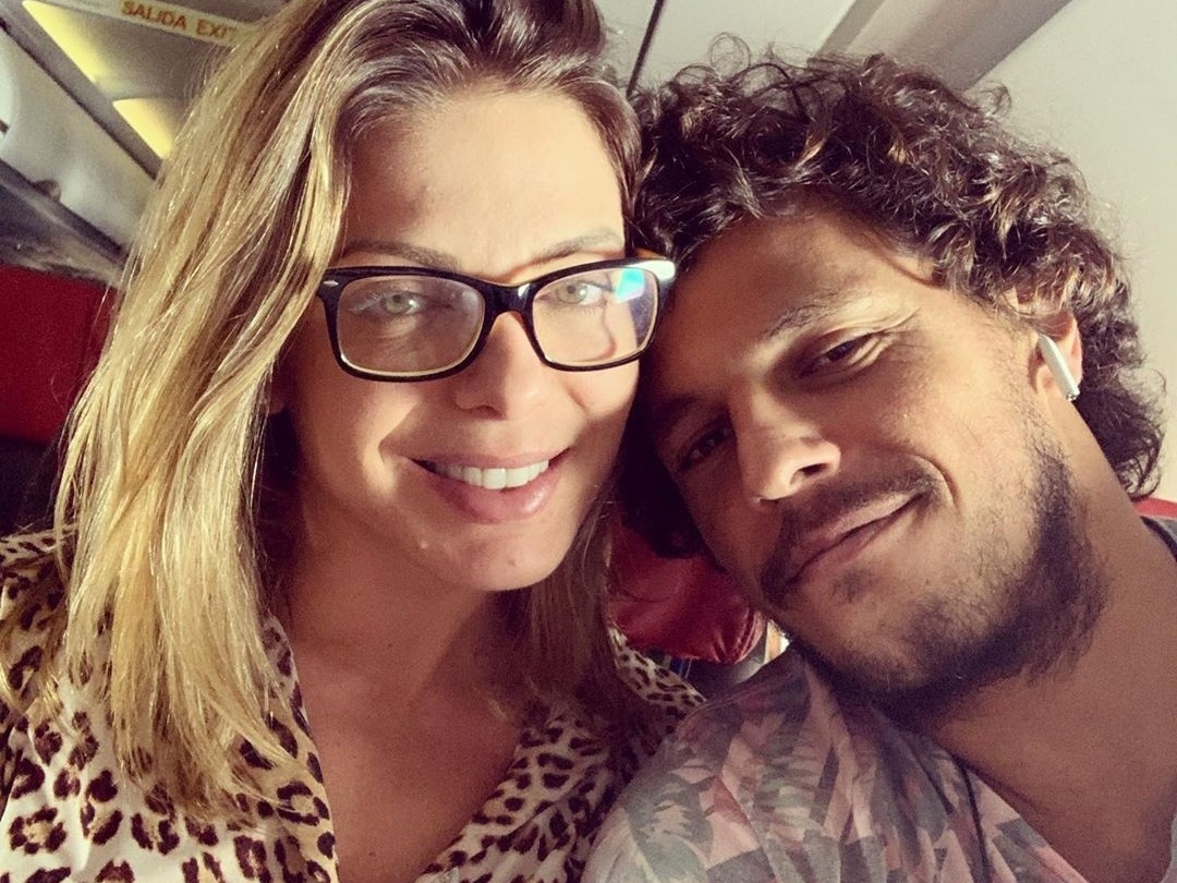 Sheila Mello recebe declaração do namorado João Souza: Apaixonado em você  - 02062020 - UOL TV e Famosos