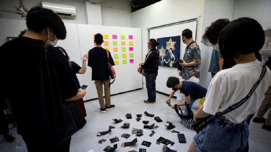 Visitantes observam objetos em galeria de arte que permitiu "roubo" - AFP