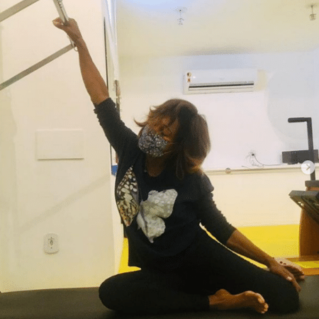 Glória Maria durante aula de pilates; jornalista comemorou volta às atividades físicas  - Reprodução/Instagram/@gloriamariareal