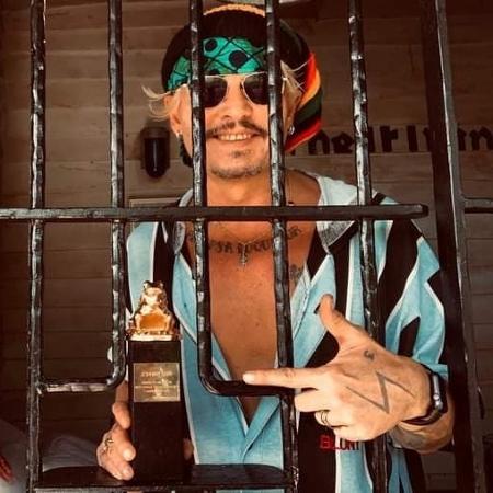 Johnny Depp tirou foto atrás de grades para aceitar prêmio de atuação - Reprodução
