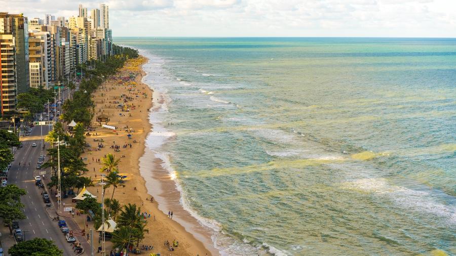 Bombeiros foram acionados por volta das 16h30, na altura do Posto 10, na praia de Boa Viagem.