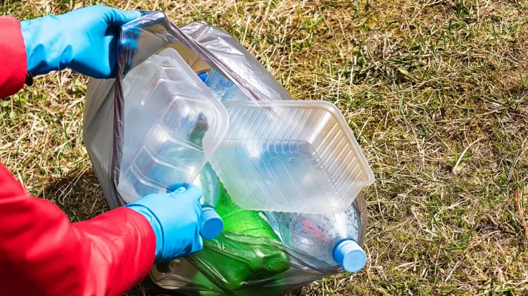 Pessoa recolhe lixo reciclável - Getty Images/iStockphoto - Getty Images/iStockphoto