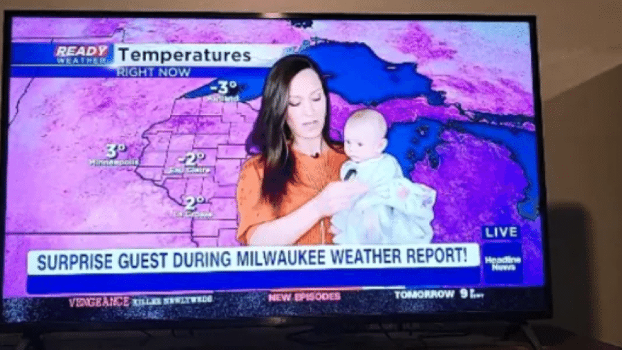 Meteorologista trabalha com filha no colo. - Reprodução/Screengrab.