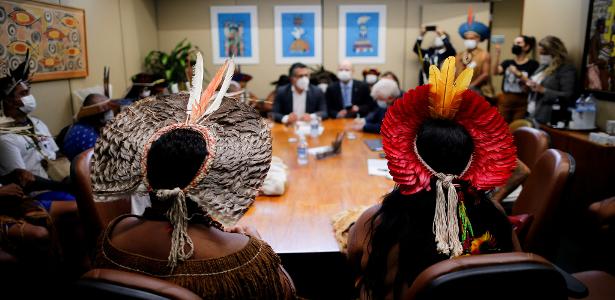 Grupos indígenas participam de reunião com parlamentares no Congresso Nacional, em Brasília, como parte das ações do Ato pela Terra, protesto contra as políticas ambientais do governo Bolsonaro