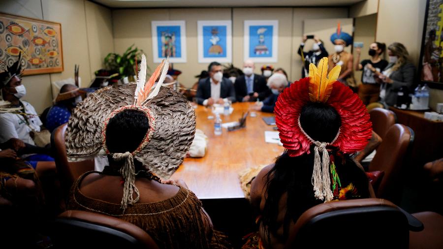 Grupos indígenas participam de reunião com parlamentares no Congresso Nacional como parte das ações do Ato pela Terra - Adriano Machado/Reuters