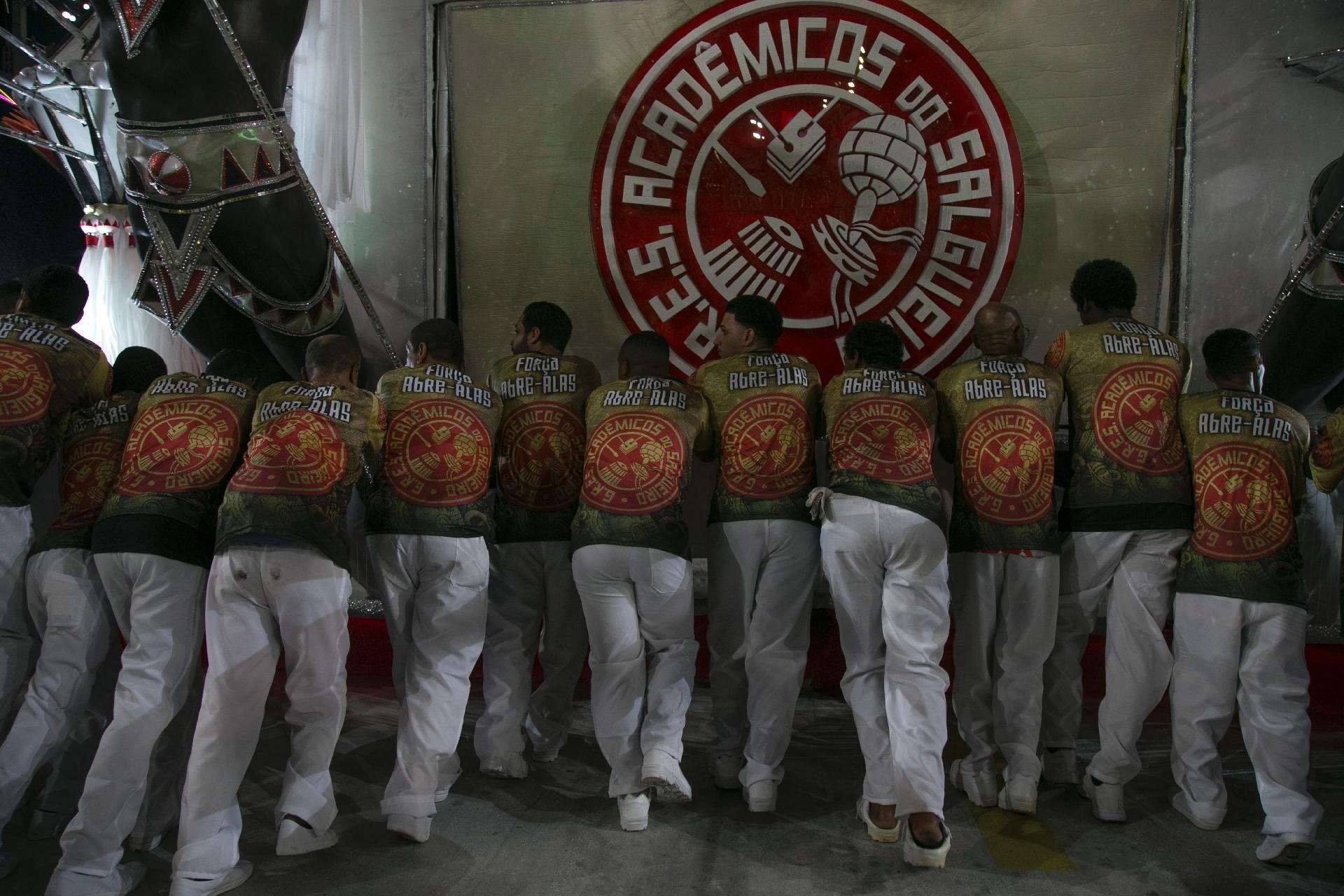 22.abr.2022 - Salgueiro é a terceira escola a desfilar na Sapucaí - Júlio César Guimarães/UOL