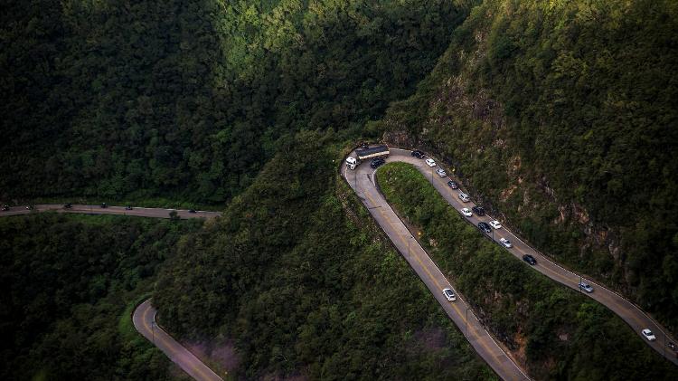 A estrada não permite ultrapassagens e em dias de neblina o cuidado deve ser redobrado - Getty Images - Getty Images