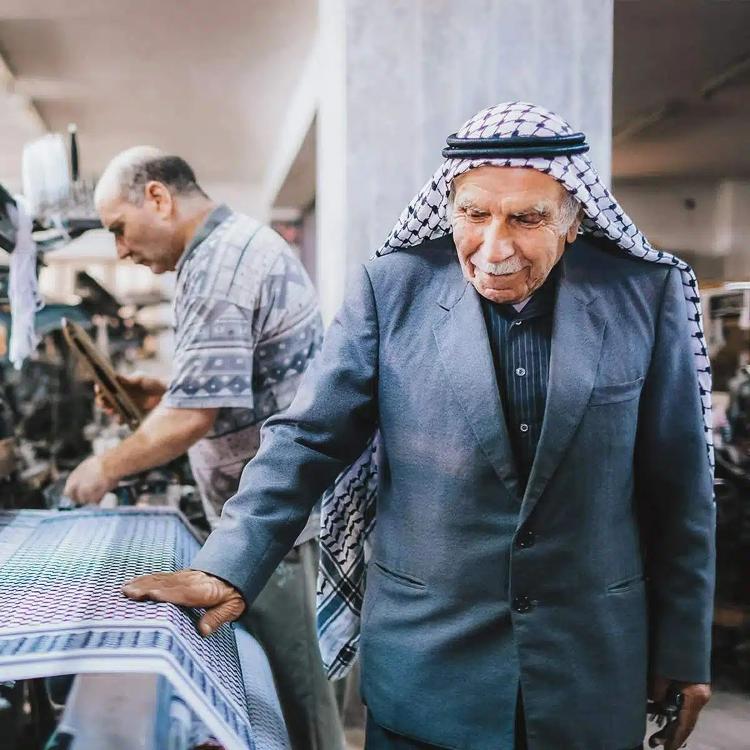 Hirbawi Kufiya: única fábrica tradicional do lenço em funcionamento na Palestina