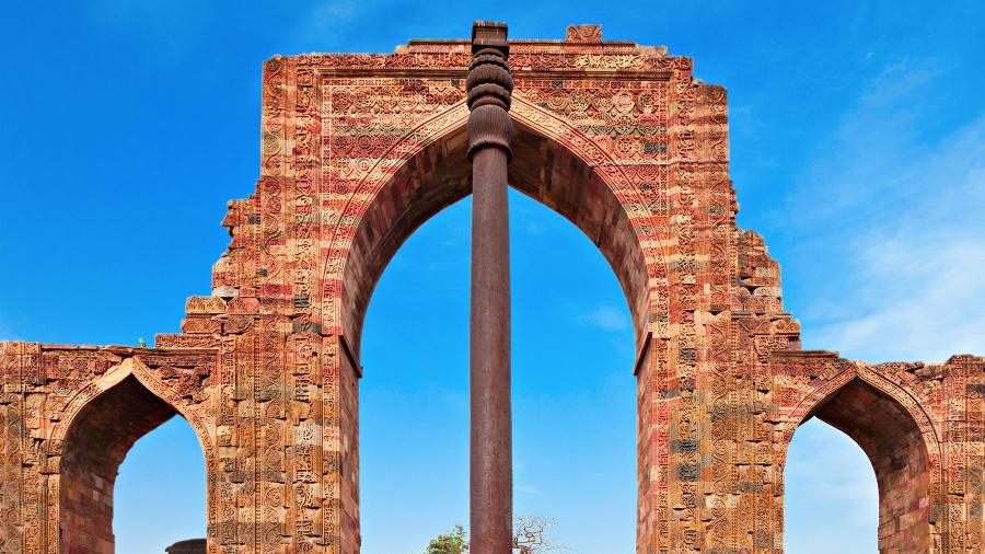 Pilar de Ferro no complexo Qutb Minar, em Nova Délhi, na Índia