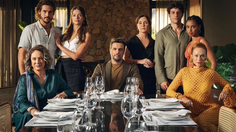 Berta (Eliane Giardini), Rudá (Nicolas Prattes), Luma (Agatha Moreira), Molina (Rodrigo Lombardi), Mércia (Adriana Esteves), Mavi (Chay Suede), Viola (Gabz) e Ísis (Mariana Ximenes) em "Mania de Você" - Manoella Mello/Globo