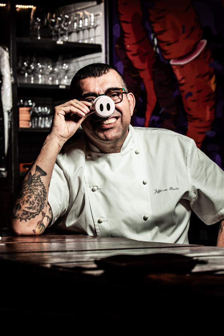 Chef Jefferson Rueda no seu restaurante A Casa do Porco Chef Jefferson Rueda no seu restaurante A Casa do Porco