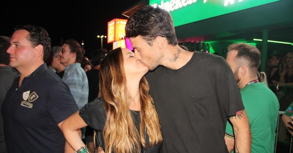 20.set.2015 - Erika Mader dá beijão no namorado Pedro Carneiro em camarote do Rock in Rio