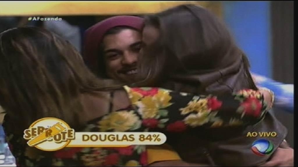 24.set.2015 - Douglas Sampaio recebeu 84% dos votos do público e representou a equipe serrote na primeira prova da chave de "A Fazenda 8" - Reprodução/Record