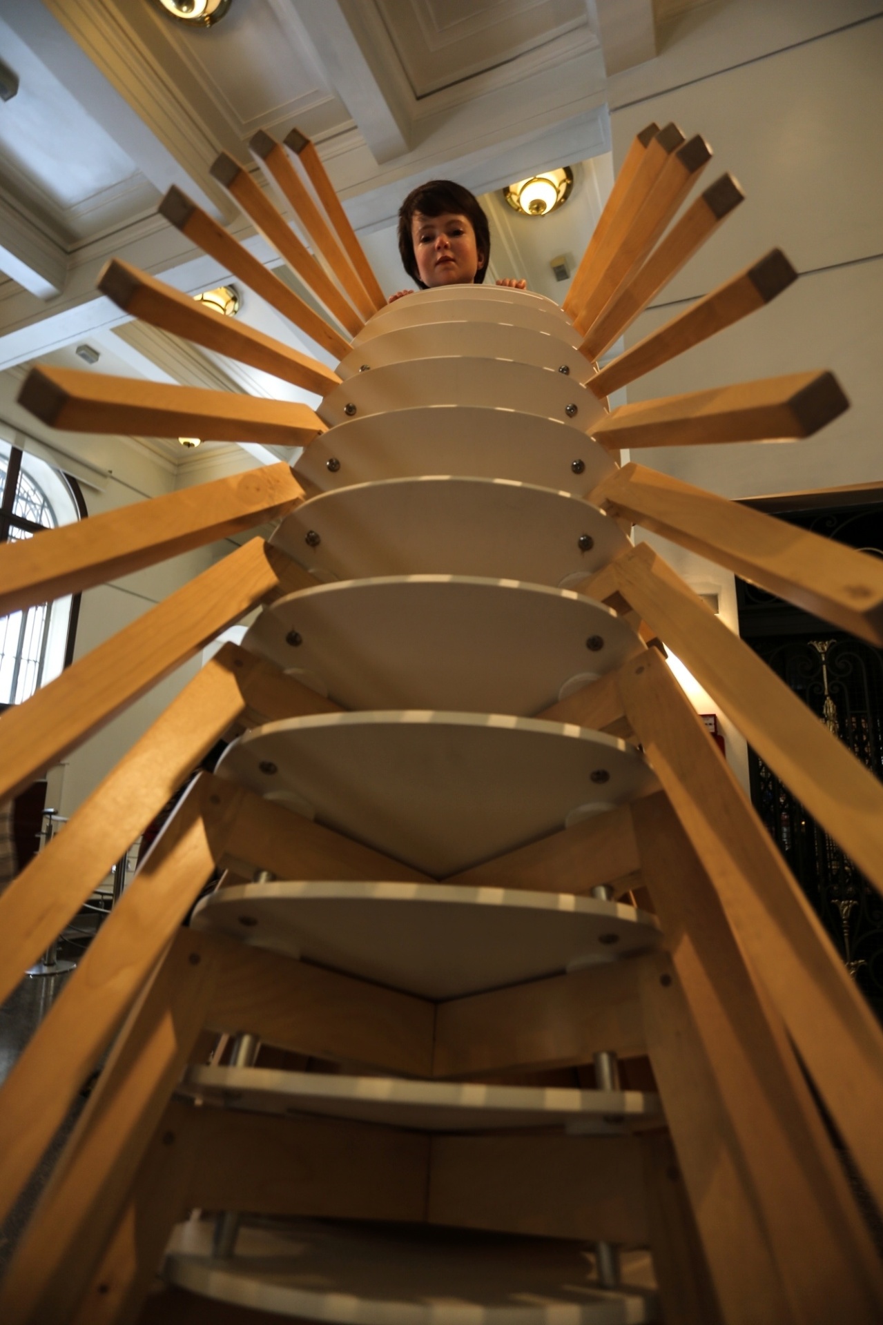 12.out.2015 -  A peça The Observer (2010), de Patricia Piccinini, onde um curioso menino observa o mundo de um ponto de vista privilegiado e perigoso, o alto de uma pilha inclinada de cadeiras - Leonardo Benassatto/Futura Press