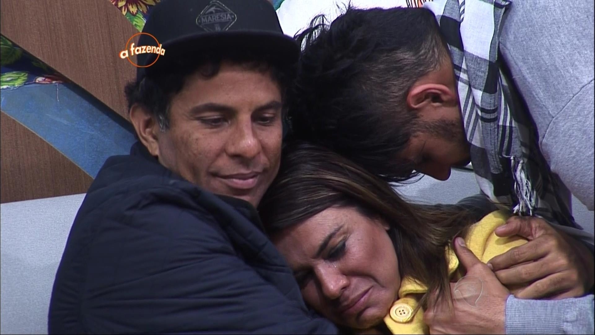 23.out.2015 - Os peões Luka Ribeiro e Marcelo Bimbi disseram para a cantora não se preocupar pois não ficará sozinha - Reprodução/Record