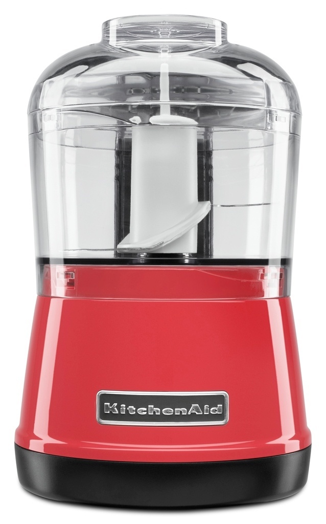 O miniprocessador Kitchenaid (www.kitchenaid.com.br) tem recipiente com capacidade para 828 ml e lâminas serrilhadas de aço inoxidável. Com duas velocidades de processamento, conta ainda com tampa para adição de ingredientes líquidos e está disponível nas versões 127 V e 220 V - Divulgação