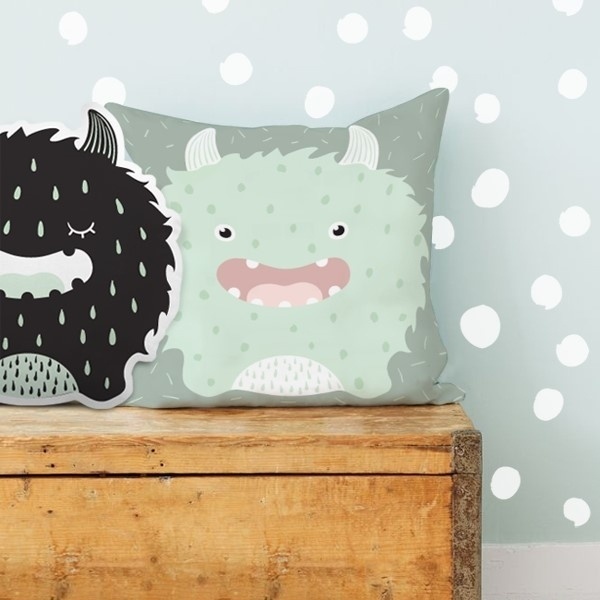 As almofadas A Mi Manera são alguns dos destaques da Ópera (www.grupoopera.com.br), feira internacional de moda e decoração infantil, que acontece de 21 a 24 de novembro, em São Paulo. R$ 75 (a verde) e R$ 89,90 (a preta). Ambas têm 40 cm por 40 cm - Divulgação