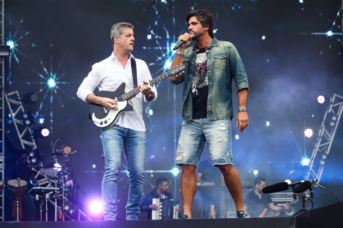 29.nov.2015 - A dupla Victor & Léo abriu o palco Pop no segundo dia de Brahma Valley. O show contou com participação Lucas Silveira, da banda Fresno - Manuela Scarpa e Rafael Cusato/Brazil News