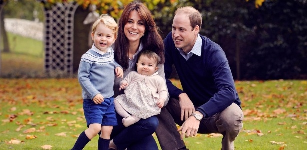 Kate Middleton e Príncipe William posam em foto de Natal com os filhos - Reprodução/Twitter/kensingtonroyal