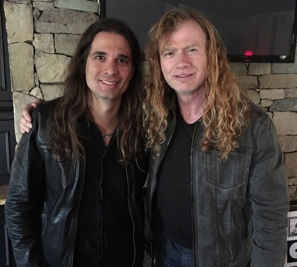 Kiko Loureiro posa ao lado do vocalista do Megadeth, Dave Mustaine - Reprodução/Twitter