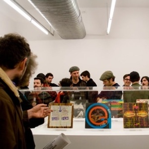 Capas de discos de Caetano Veloso e Gilberto Gil na mostra dedicada a Rogério Duarte em Melbourne, na Austrália, em 2009 - Tobias Titz/Divulgação - Tobias Titz/Divulgação