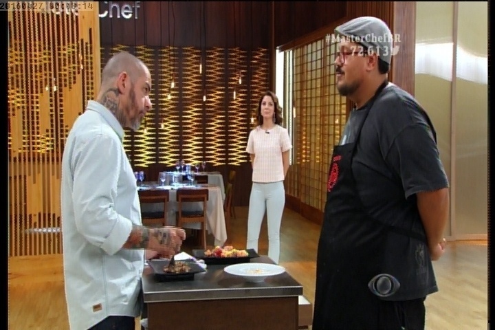26.abr.2016 - Henrique Fogaça critica tartar de Tenente na prova de eliminação do "MasterChef" - Reprodução/Band