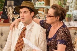 Elizabeth Savalla abraça Sérgio Guizé enquanto ensaia uma cena de "Êta Mundo Bom" - João Cotta/TV Globo - João Cotta/TV Globo