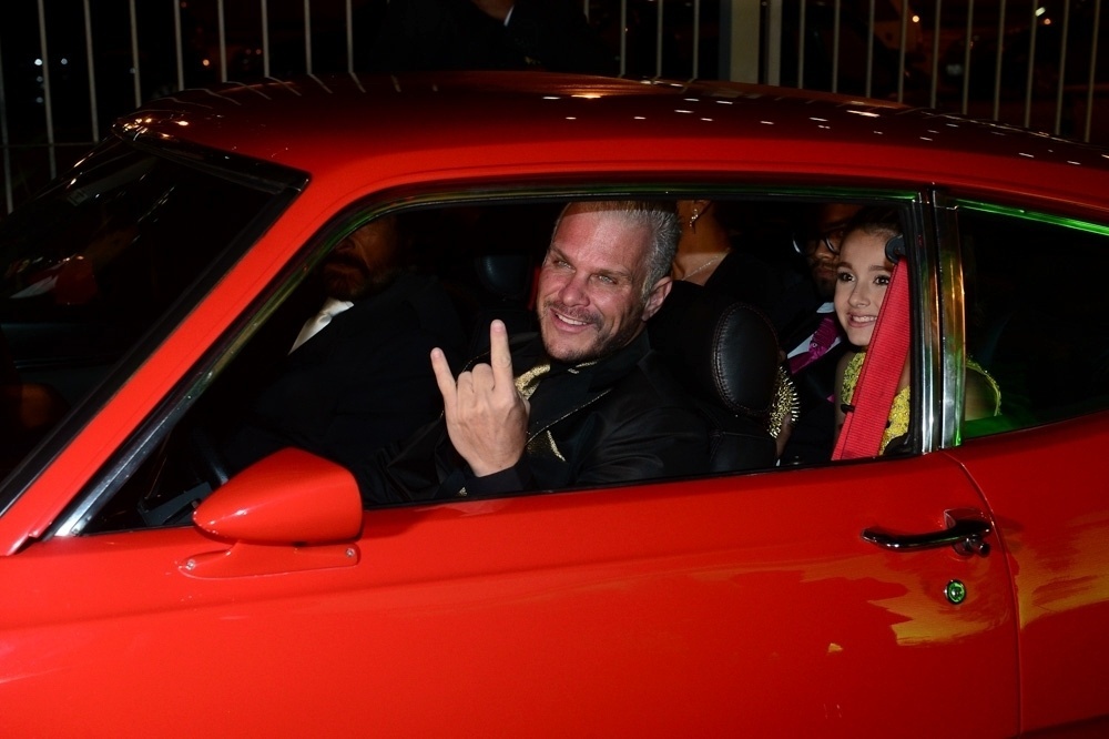 8.jun.2016 - Chico Campadello, noivo de Léo Áquilla, chega dirigindo um Maverick à cerimônia de casamento do casal - Francisco Cepeda/AgNews