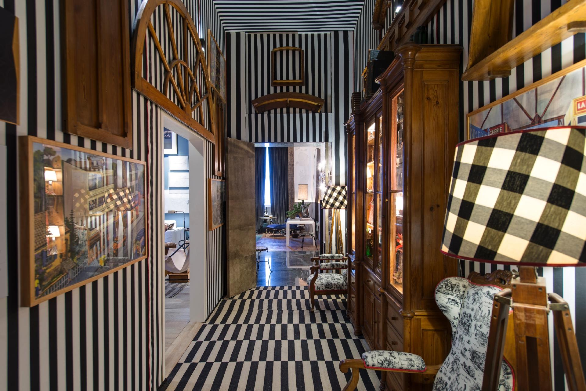 A arquiteta carioca Luciana Kreimer é a responsável pelo menor espaço da Casa Cor SP: a Circulação. Localizado no térreo da mostra, o ambiente é uma homenagem à cidade de São Paulo e os matizes da bandeira do estado - branco, preto e vermelho - são a base decorativa e colorem diversos padrões de estampas: listras, xadrez e 'toile de jouy' (na poltrona, à dir.) e detalhes - Katia Kuwabara/UOL