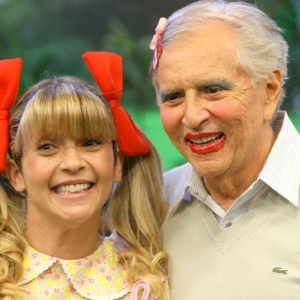 8.set.2011 - Nina (Marlei Cevada) maquia Carlos Alberto de Nóbrega em "A Praça É Nossa" - Divulgação/SBT - Divulgação/SBT