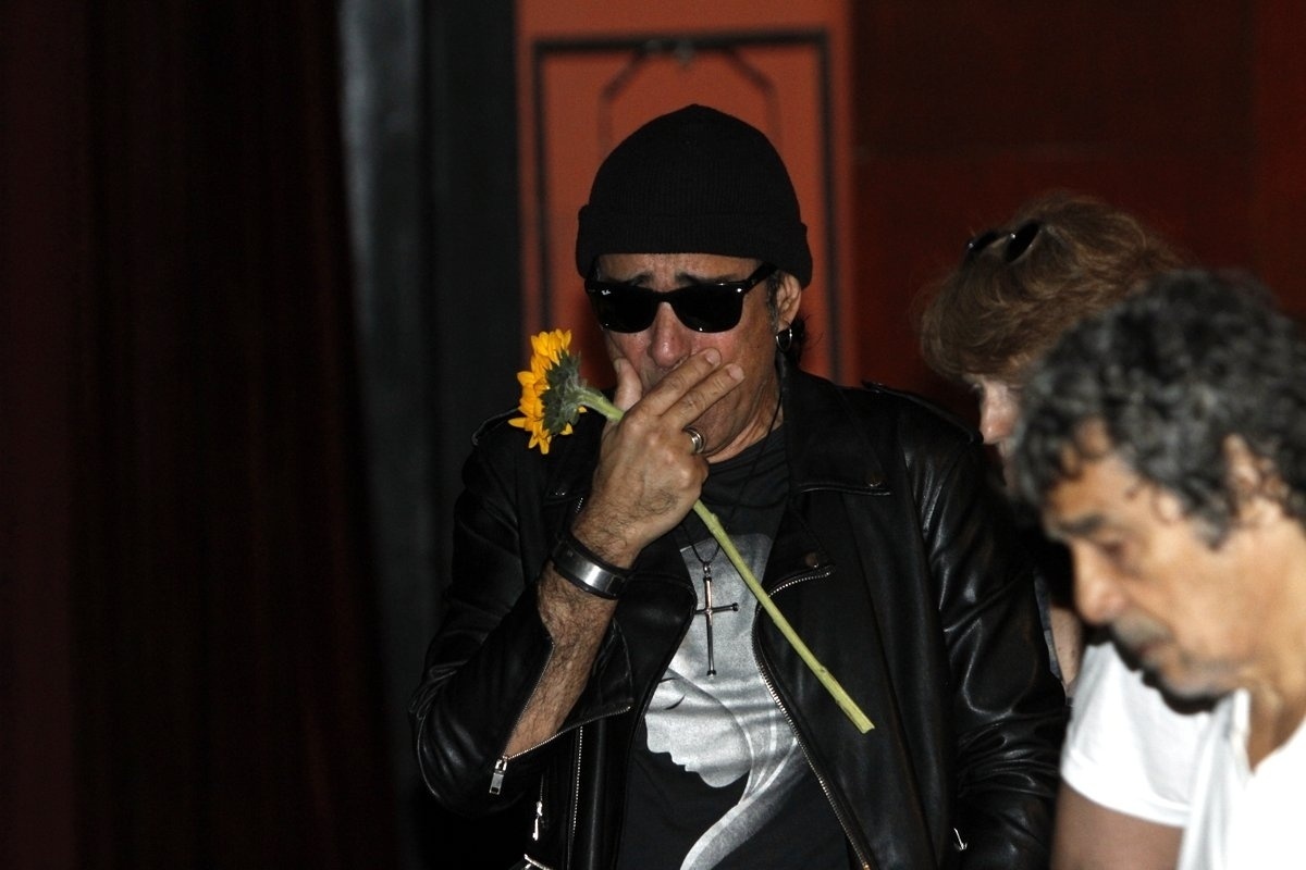 17.ago.2016 - Muito emocionado, o cantor Elimar Santos prestou sua homenagem a Elke Maravilha. O velório é no teatro Carlos Gomes, que foi cedido pela prefeitura do Rio de Janeiro - Marcos Ferreira /Brazil News