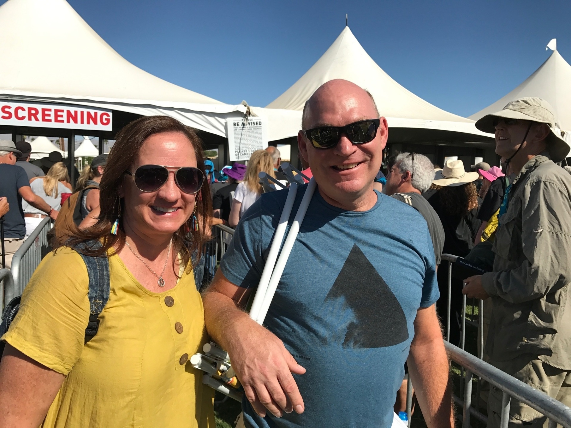 9.out.2016 - O casal Kim e Dave Danielski, de Chicago, ambos de 55 anos, foram ao festival Desert Trip em Indio, na Califórnia - Felipe Branco Cruz/UOL