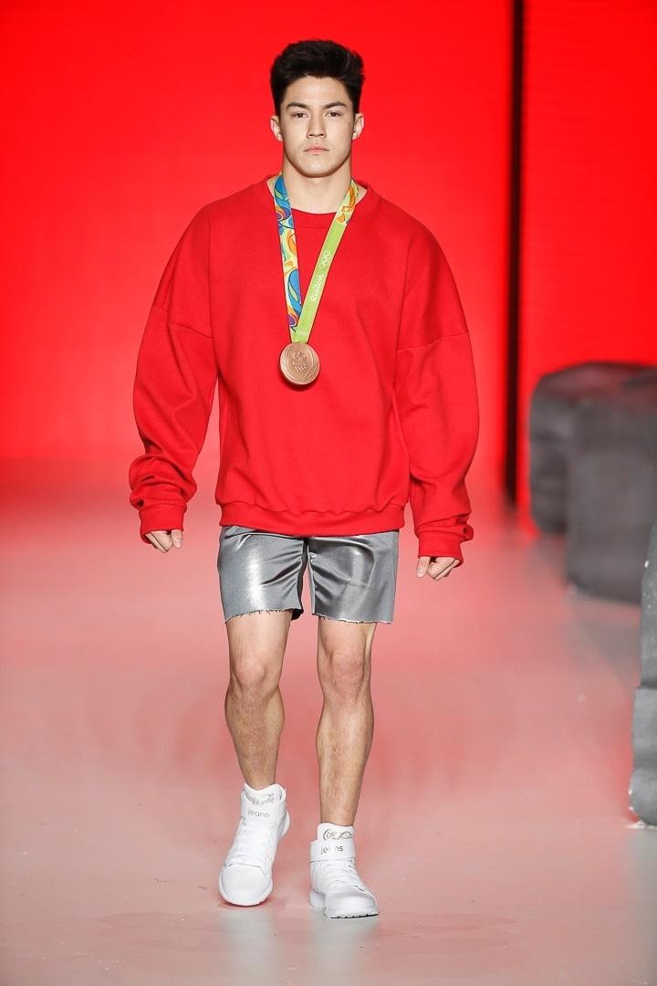 Arthur Nory desfila para Coca-Cola Jeans na SPFW N42 - Alexandre Schneider/UOL