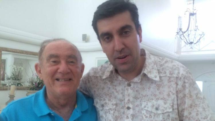 Rafael Spaca posa com Renato Aragão na época do lançamento de "O Cinema dos Trapalhões" - Reprodução/Facebook - Reprodução/Facebook